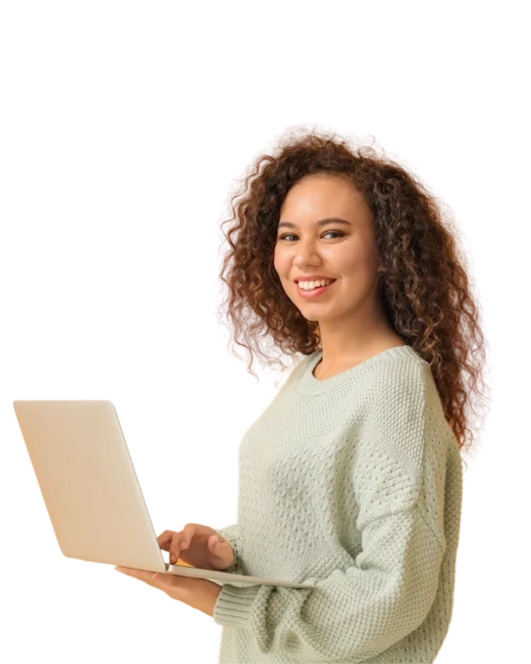 Étudiante souriante en formation à distance avec écoris ONLINE, engagée dans son parcours banque finance et assurance, tenant son ordinateur.