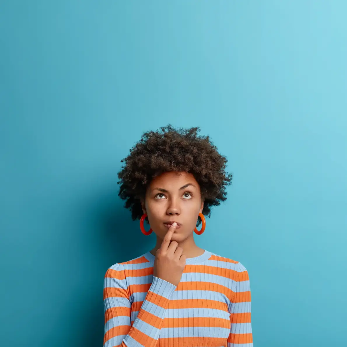 Portrait en gros plan d'une jeune femme en pleine réflexion, montrant son expression concentrée