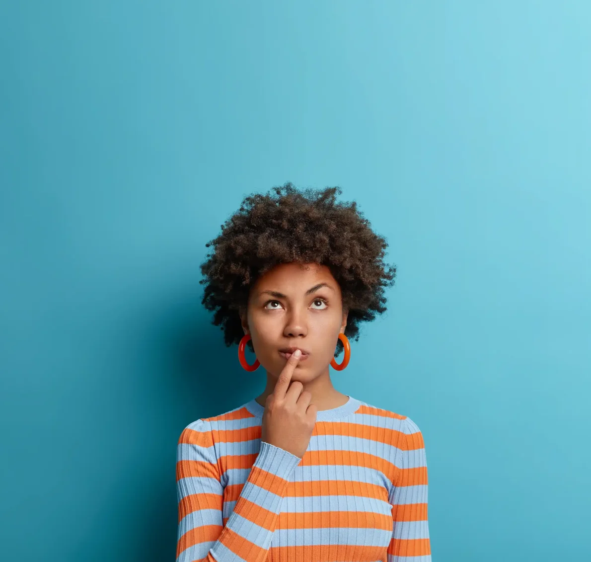 Portrait en gros plan d'une jeune femme en pleine réflexion, montrant son expression concentrée