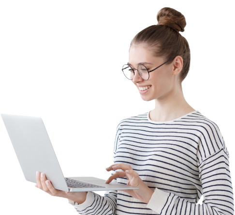 Étudiante souriante en formation de Bachelor Immobilier à distance avec écoris ONLINE, engagée dans son parcours immobilier gestion locative, tenant son ordinateur