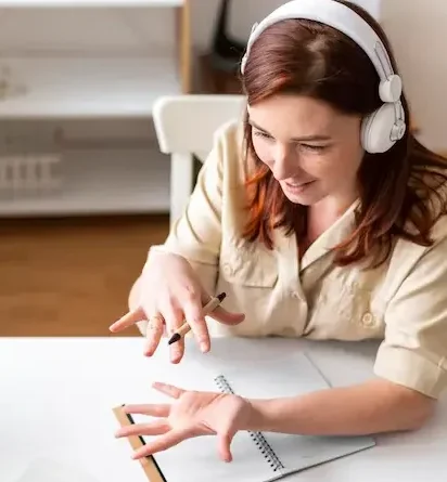Femme au travail participant à un appel vidéo sur son ordinateur portable, en pleine réunion professionnelle.
