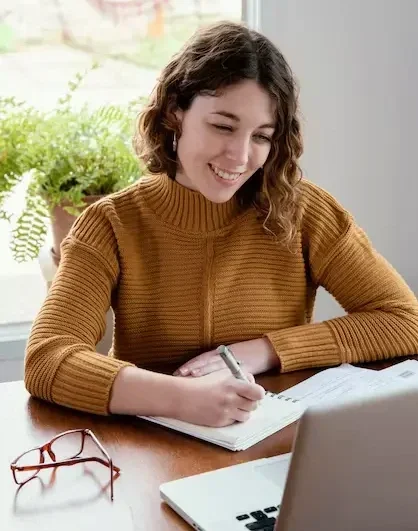 Jeune femme qui met à jour son profil LinkedIn