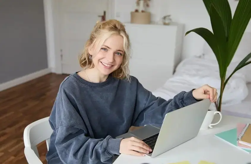 Portrait d'une jeune femme influente des médias sociaux enregistrant un vlog vidéo sur son style de vie.