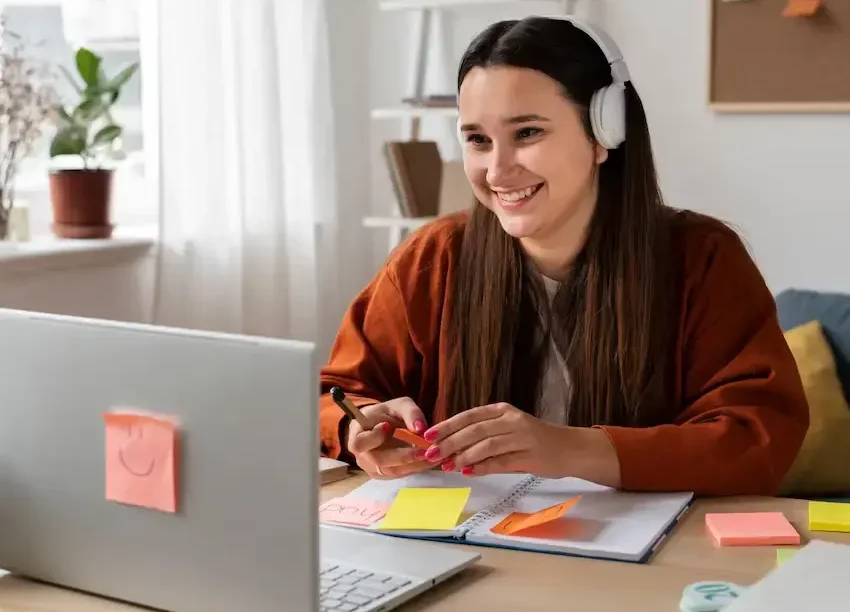 Salle de classe virtuelle avec un espace d'étude, montrant des étudiants engagés dans un apprentissage à distance.
