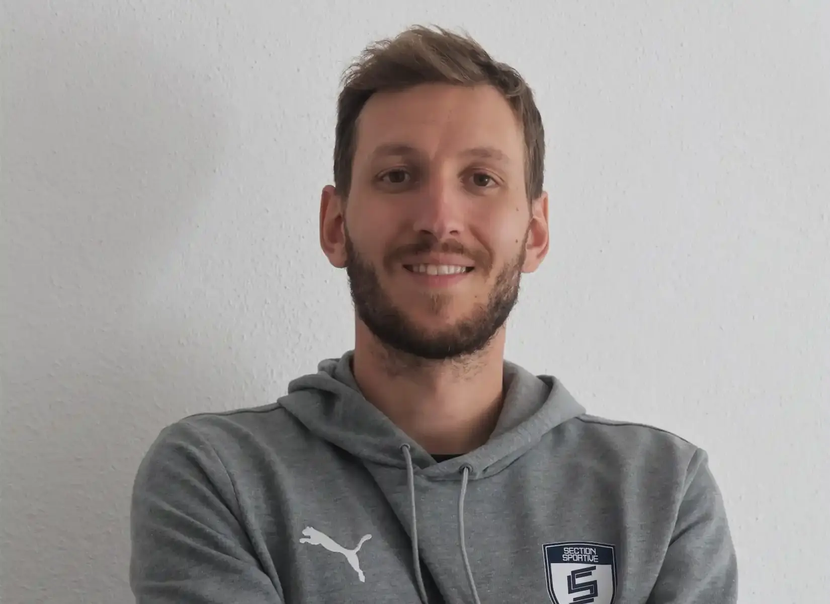 Portrait professionnel de Sébastien Boeglin, étudiant en Bachelor Marketing et Management du Sport, capturé en studio.