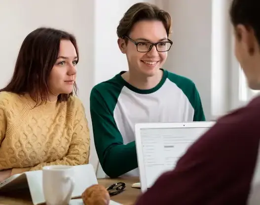 Collègues et étudiants travaillant ensemble en groupe pendant une session d'étude.