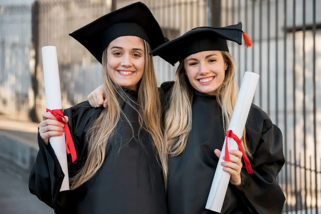 Diplômés du collège souriant à la caméra, célébrant leur réussite académique.