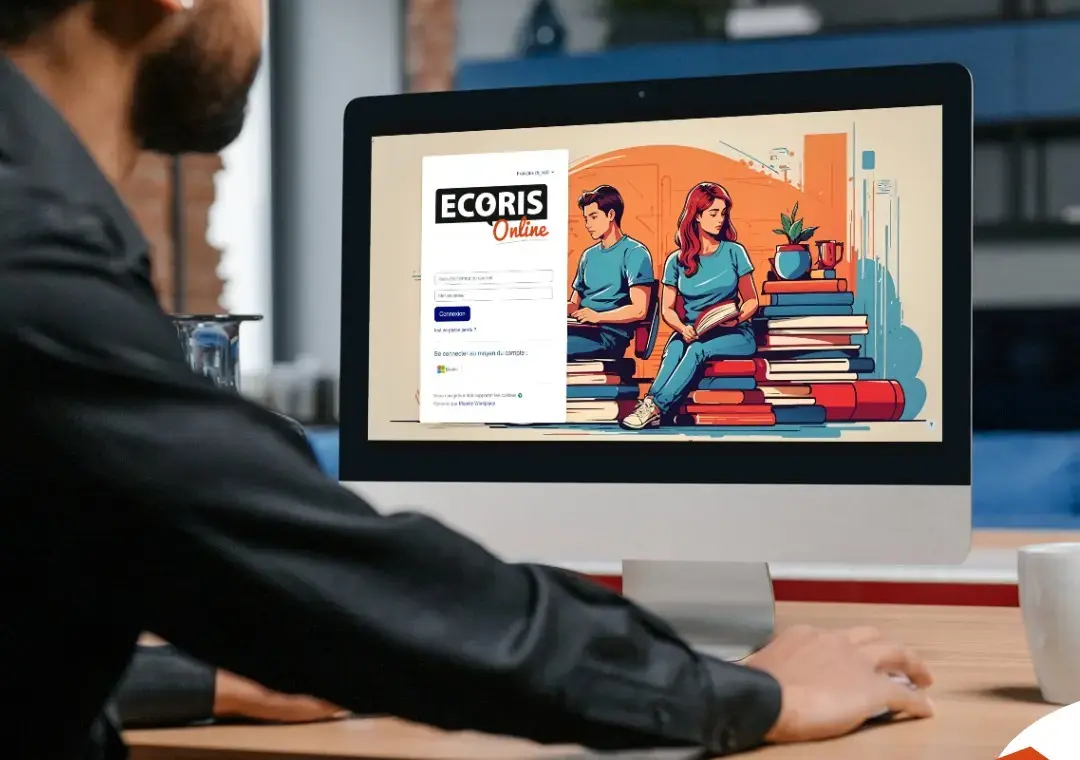 Plateforme Ecoris Online affichée sur un ordinateur, offrant des formations à distance.