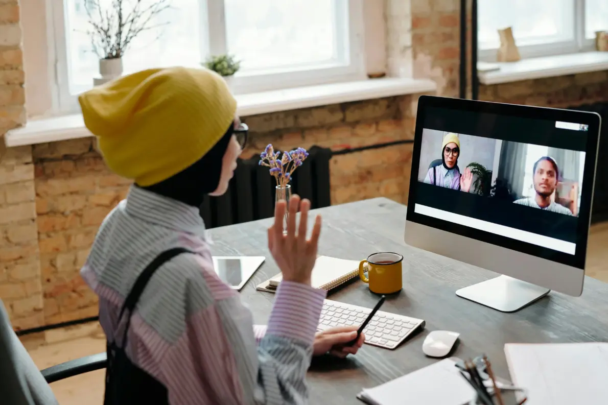 Visioconférence Ecoris Online, réunissant des apprenants et des formateurs pour une session interactive à distance.