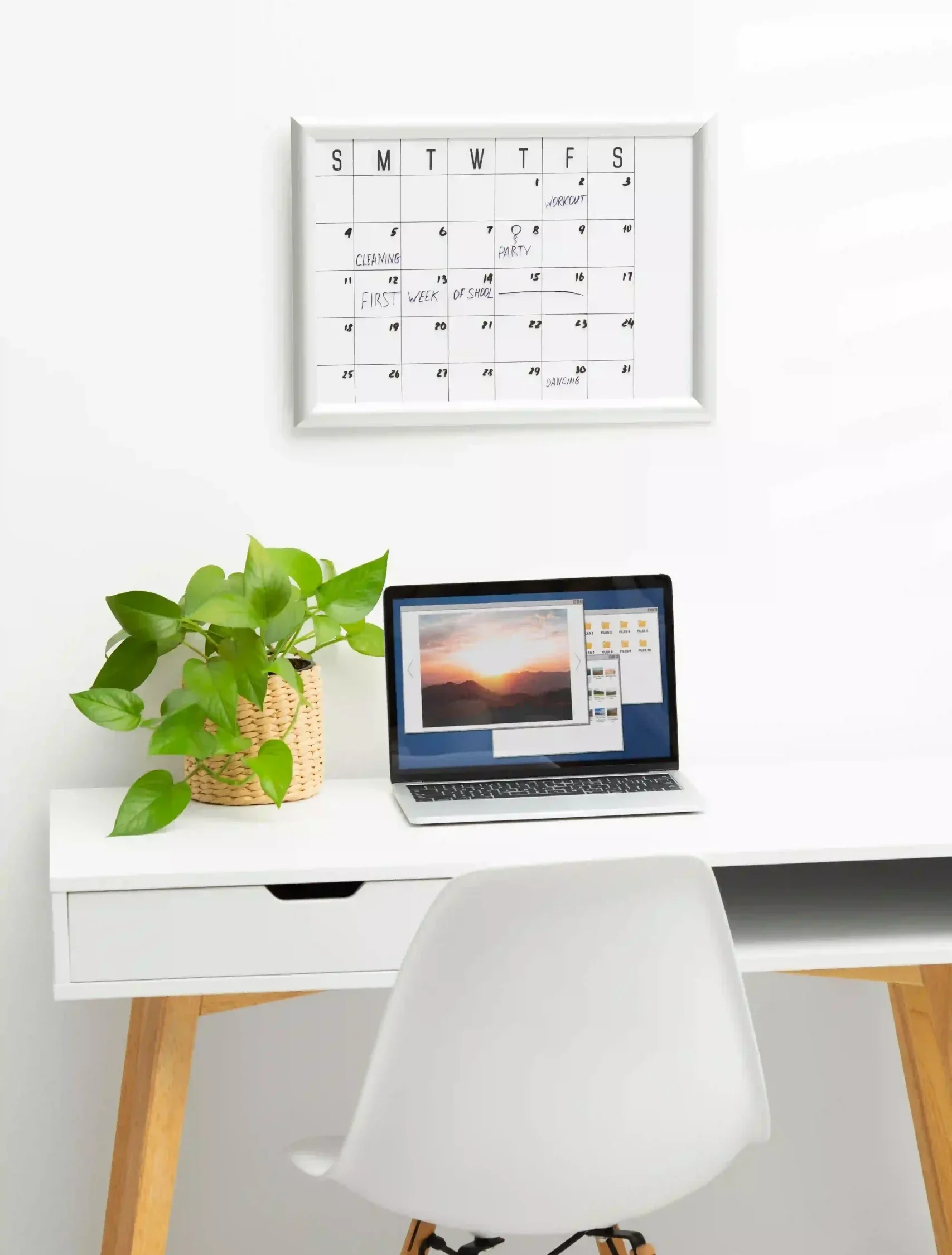 Ordinateur et un bureau d'un étudiant débutant sa formation en ligne en rentrée décalée