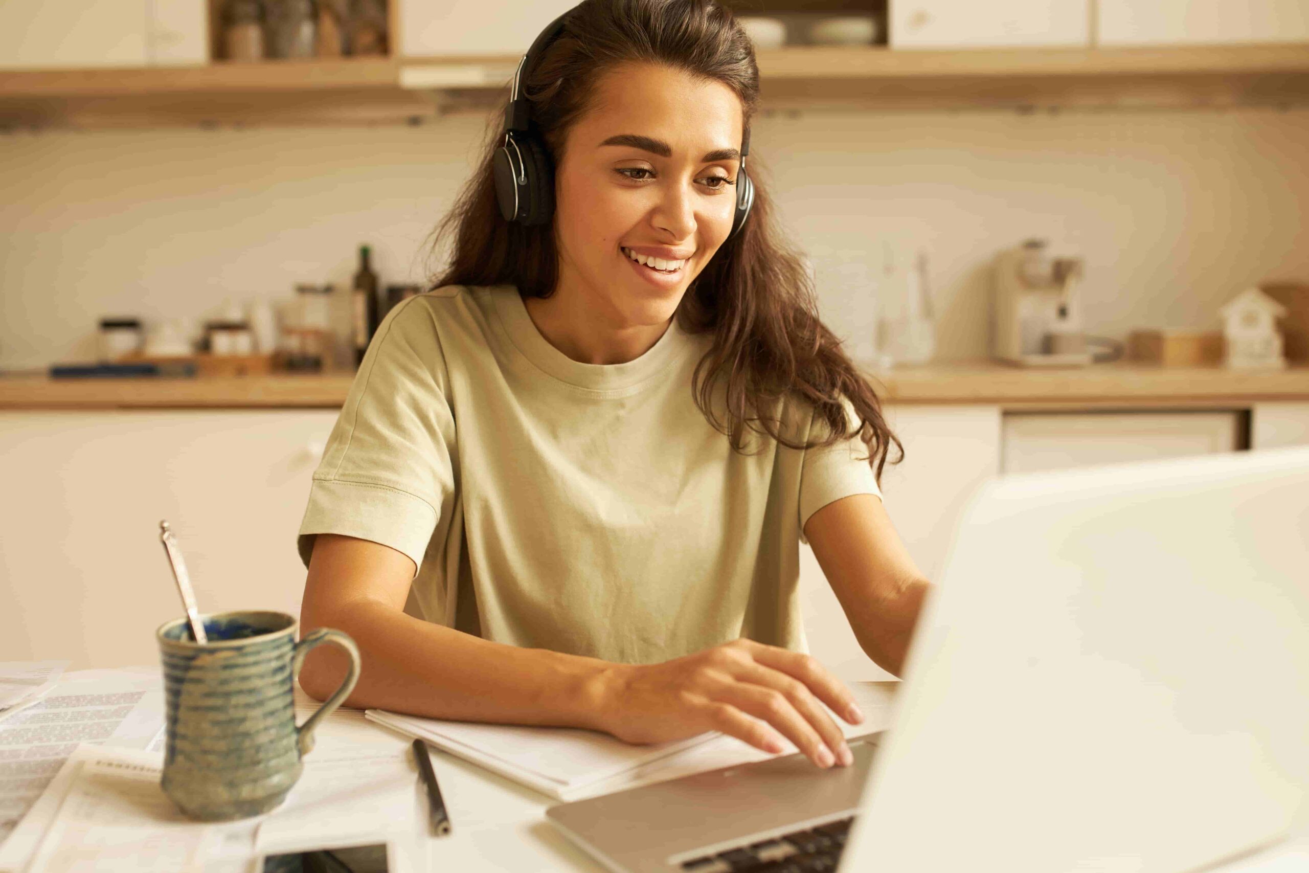 étudiante souriante et heureuse de suivre sa formation