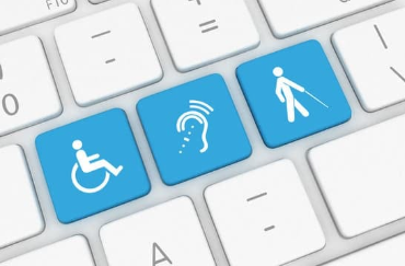 Symboles d'accessibilité numérique représentant les personnes à mobilité réduite, malentendantes et malvoyantes sur un clavier d'ordinateur dédié à une formation en ligne accessible.