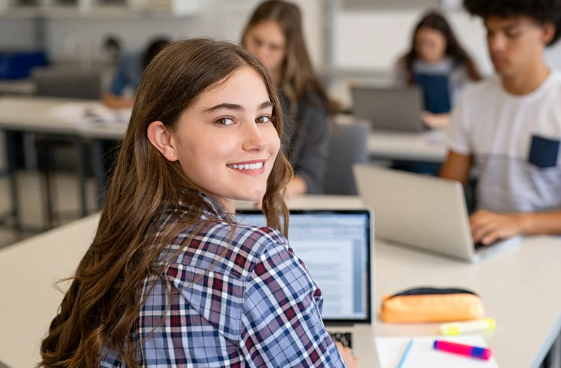 Étudiante préparant son avenir professionnel grâce à une formation adaptée à son projet d'études.