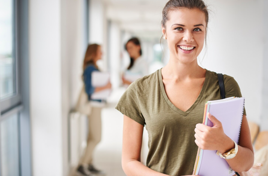 Étudiante souriante préparant sa rentrée 2026 avec ses cours pour une formation en ligne chez Ecoris Online.