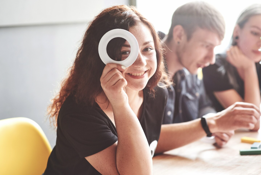 Étudiante en Bachelor Commerce et Marketing développant ses compétences pour accéder aux métiers du commerce et du marketing avec Ecoris Online.
