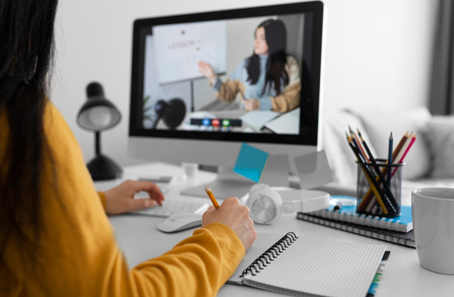 Étudiante suivant un cours en ligne sur ordinateur pour réussir sa formation à distance avec Ecoris Online.