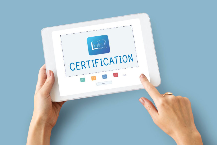Tablette affichant une certification, illustrant la reconnaissance des formations en ligne par l'État avec Ecoris Online.