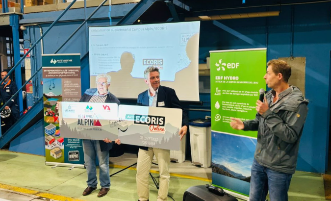 Signature du partenariat entre Ecoris Online et Campus Alpin lors d’un événement en Haute-Tarentaise pour favoriser l’accès à la formation et aux études supérieures à distance.